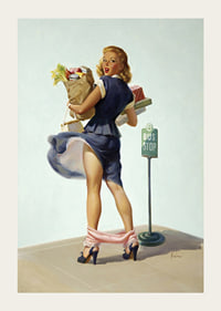 Frau im blauen Kleid mit Einkaufstüten an der Bushaltestelle, Retro-Stil-3