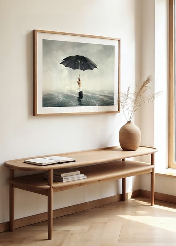 Surrealistisk hånd i dress som holder svart paraply over vann-12