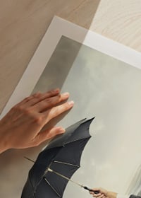 Surrealistisk hånd i dress som holder svart paraply over vann-9