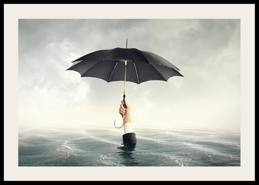 Surrealistisk hand i kostym som håller svart paraply över vatten-12