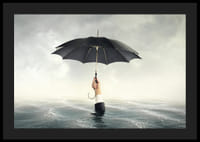Surrealistisk hand i kostym som håller svart paraply över vatten-4
