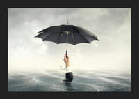 Surrealistisk hand i kostym som håller svart paraply över vatten-5