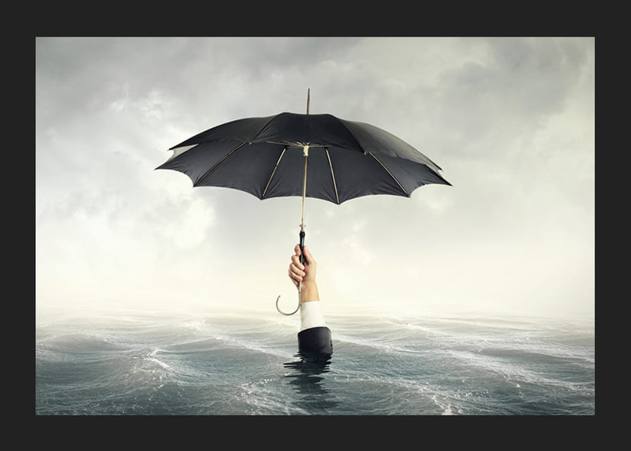 Surrealistisk hand i kostym som håller svart paraply över vatten-12