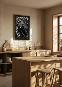 Czarno-białe zbliżenie butelek wina i kiści winogron na ciemnej powierzchni-8