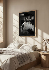 Mustvalge foto jalgpallijalatsist, mis on asetatud jalgpallile-8