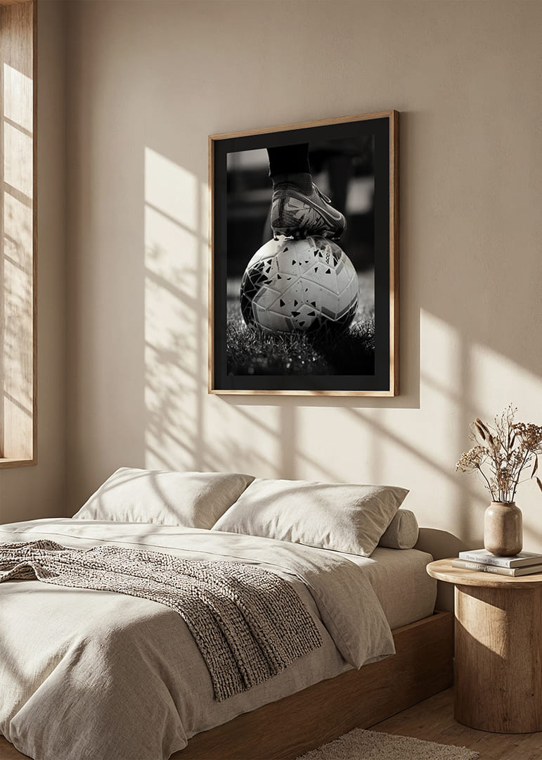 Mustvalge foto jalgpallijalatsist, mis on asetatud jalgpallile-12