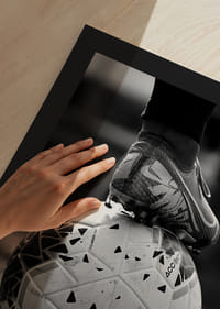 Mustvalge foto jalgpallijalatsist, mis on asetatud jalgpallile-9