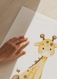Illustrerad giraffunge som sitter på amerikansk fotboll-3