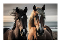 Fotografi av två bruna hästar vid havet i mjukt ljus-1