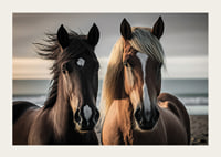 Fotografi av två bruna hästar vid havet i mjukt ljus-3