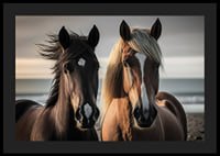 Fotografi av två bruna hästar vid havet i mjukt ljus-4