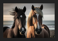 Fotografi av två bruna hästar vid havet i mjukt ljus-5