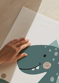 Illustrerad blågrön T-Rex med ljusa prickar och ryggtaggar-9