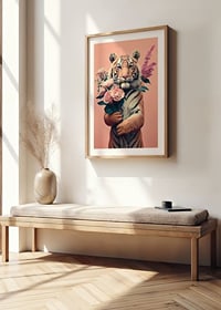 Illustrerad tiger med bukett rosa blommor på rosa bakgrund-8
