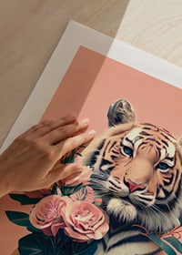 Illustrerad tiger med bukett rosa blommor på rosa bakgrund-9