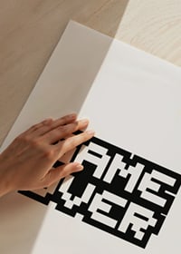 Pixelstijltekst GAME OVER in zwart tegen een witte achtergrond-3