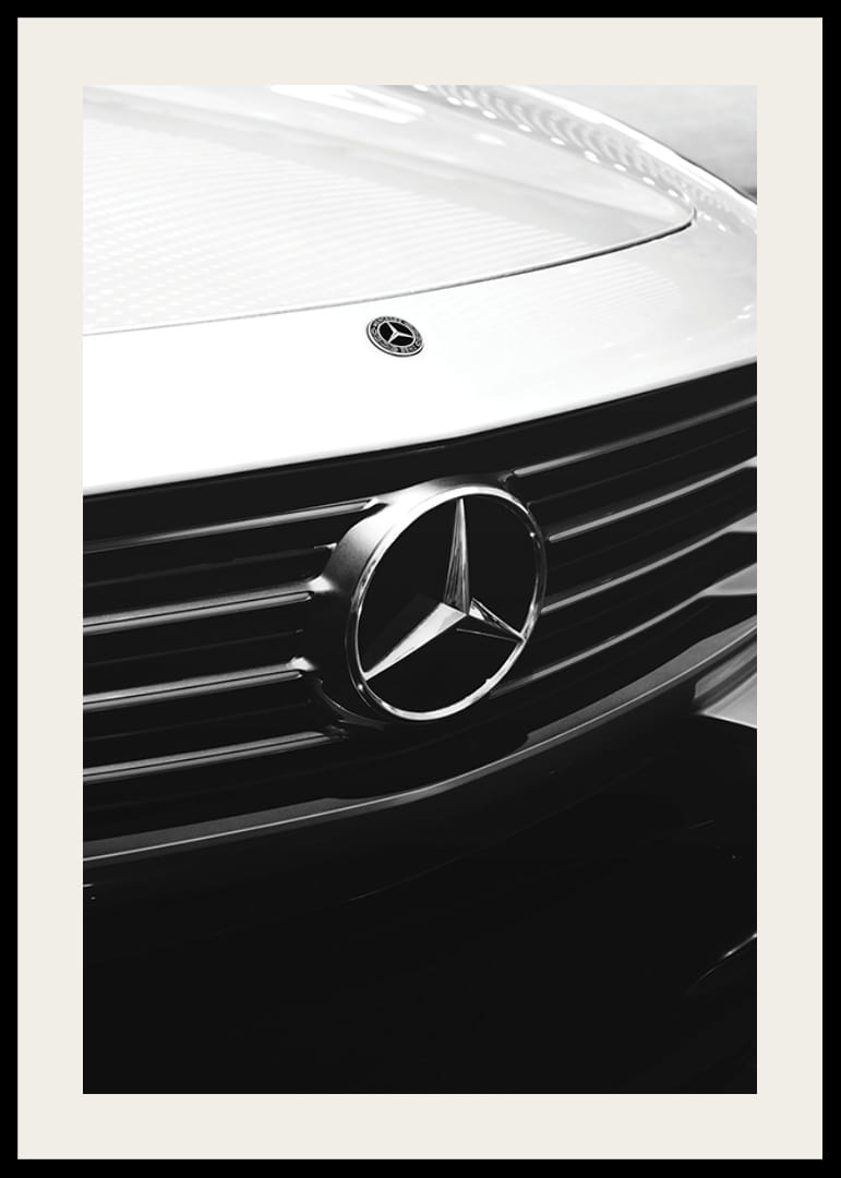 Mercedes hűtőrácsának fekete-fehér közeli képe, fókuszban a logóval-12