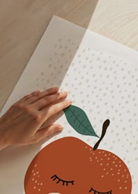 Illustrerat rött äpple med ansikte och grönt blad mot vit bakgrund-9