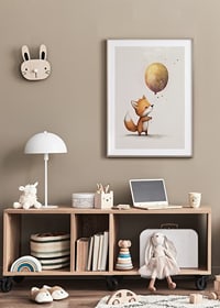 Illustriertes Fuchsjunges mit großem braunen Ballon vor hellem Hintergrund-8