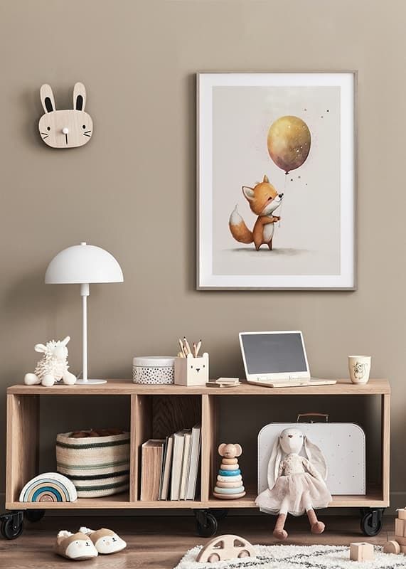 Fox Holding Balloon-12