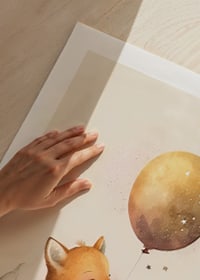 Illustriertes Fuchsjunges mit großem braunen Ballon vor hellem Hintergrund-9