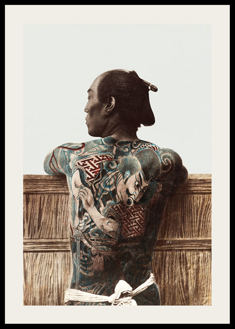Fotografie cu un bărbat japonez cu tatuaje colorate pe spate-12