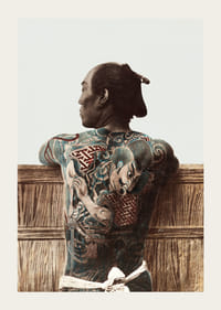 Fotografie cu un bărbat japonez cu tatuaje colorate pe spate-3