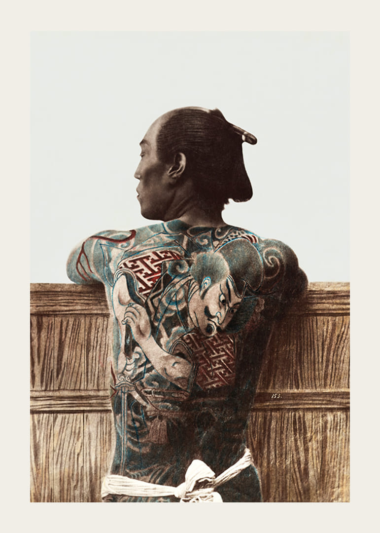 Fotografie cu un bărbat japonez cu tatuaje colorate pe spate-12