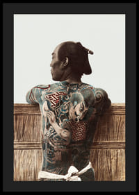 Fotografie cu un bărbat japonez cu tatuaje colorate pe spate-4