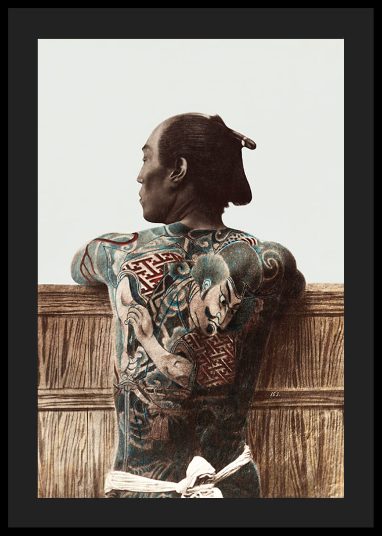 Fotografie cu un bărbat japonez cu tatuaje colorate pe spate-12