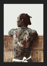 Fotografie cu un bărbat japonez cu tatuaje colorate pe spate-5