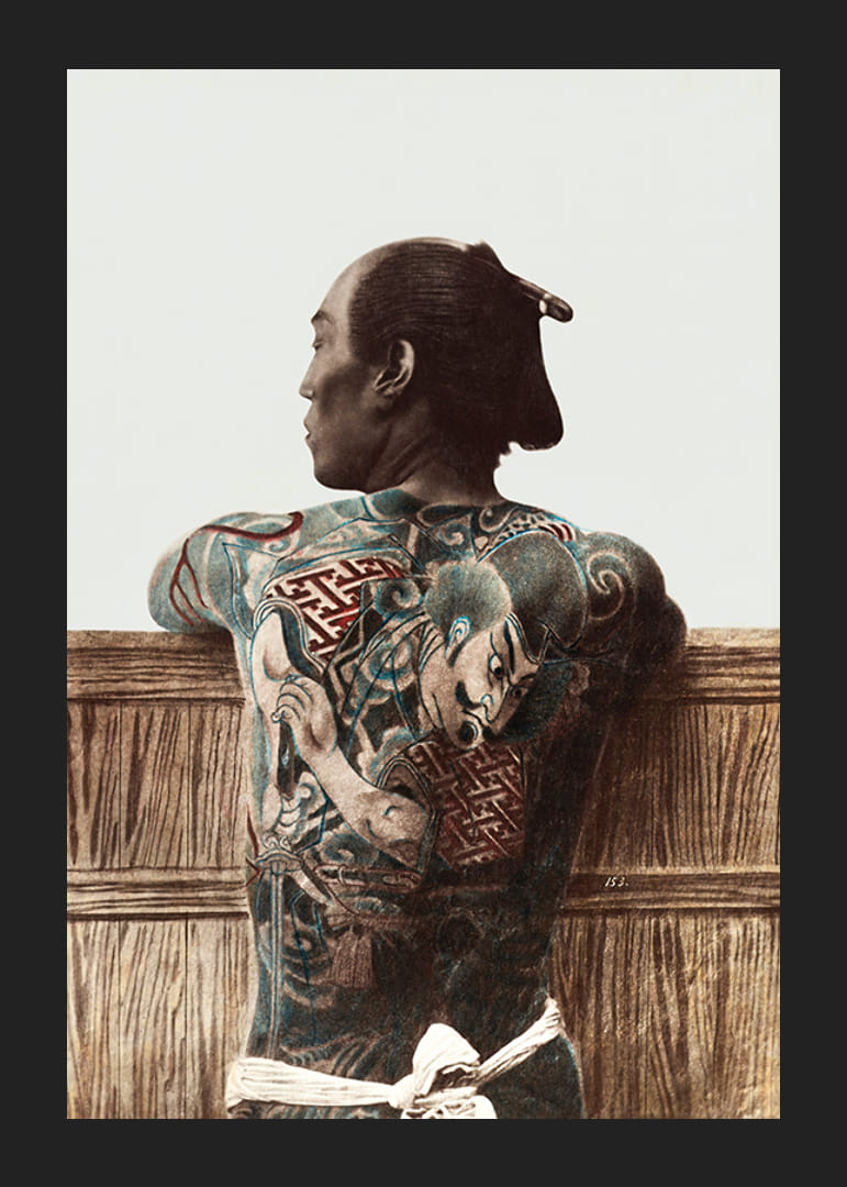 Fotografie cu un bărbat japonez cu tatuaje colorate pe spate-12