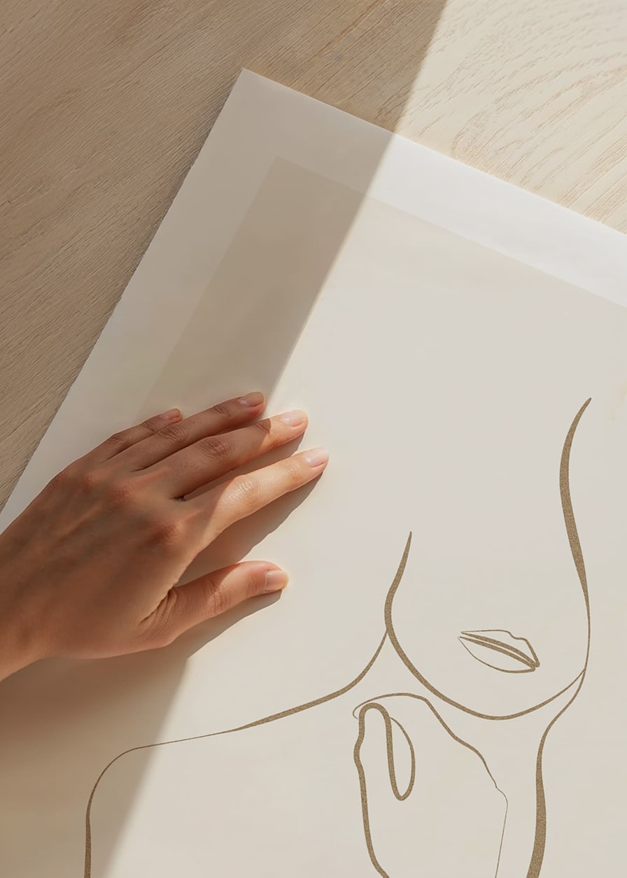 Minimalistická kresba ženskej siluety v béžovej farbe-12