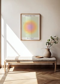 Abstrakt cirkulært motiv i pastel med tekst øverst og nederst-2