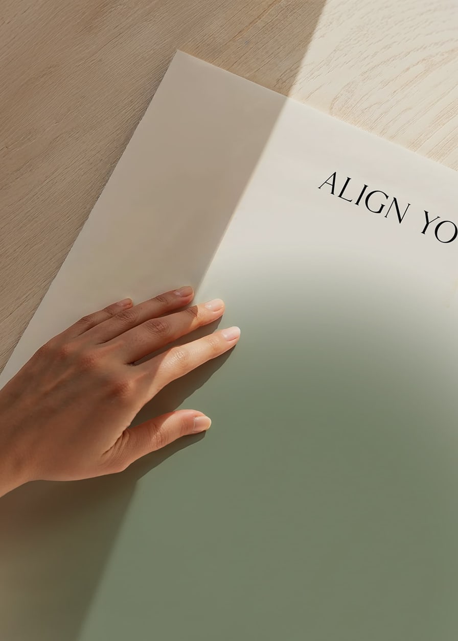 Abstrakt grön cirkel med suddiga konturer på beige bakgrund-12