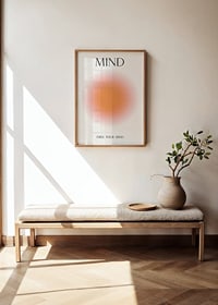 Abstrakt cirkelform i orange og pink med teksten MIND-2