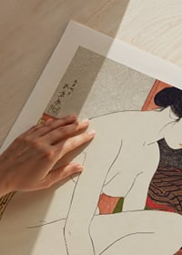 Retrato japonés de mujer después del baño en colores suaves.-3