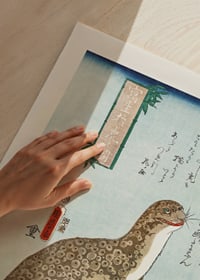 Japansk illustration av sittande tiger med mönstrad päls-3