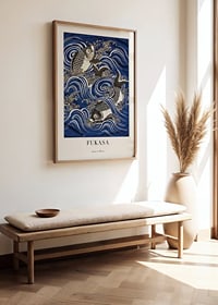 Japansk illustrasjon av karpe blant blå og hvite bølger-2