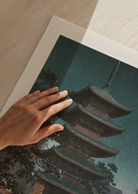 Pagod vid Asakusa Kinryūzan-templet i kvällsljus, Tsuchiya Kōitsu-3