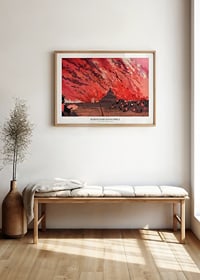 Japanische Holzschnittillustration eines großen Feuers an einer Brücke, Rot- und Schwarztöne von Kobayashi Kiyochika-2