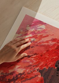 Japanische Holzschnittillustration eines großen Feuers an einer Brücke, Rot- und Schwarztöne von Kobayashi Kiyochika-3