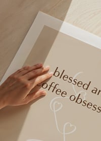Illustrierte Kaffeetasse mit herzförmigem Dampf und Kuchen in Beigetönen-9