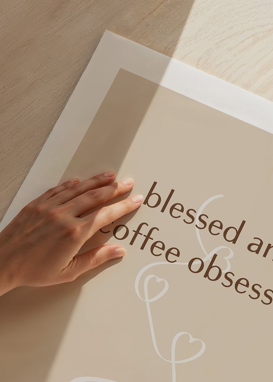 Illustrierte Kaffeetasse mit herzförmigem Dampf und Kuchen in Beigetönen-12