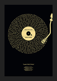 Disco de vinilo gráfico con letras de canciones de Guns N’ Roses en amarillo sobre fondo negro.-1
