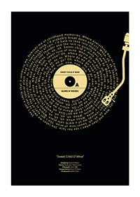 Disco de vinilo gráfico con letras de canciones de Guns N’ Roses en amarillo sobre fondo negro.-3