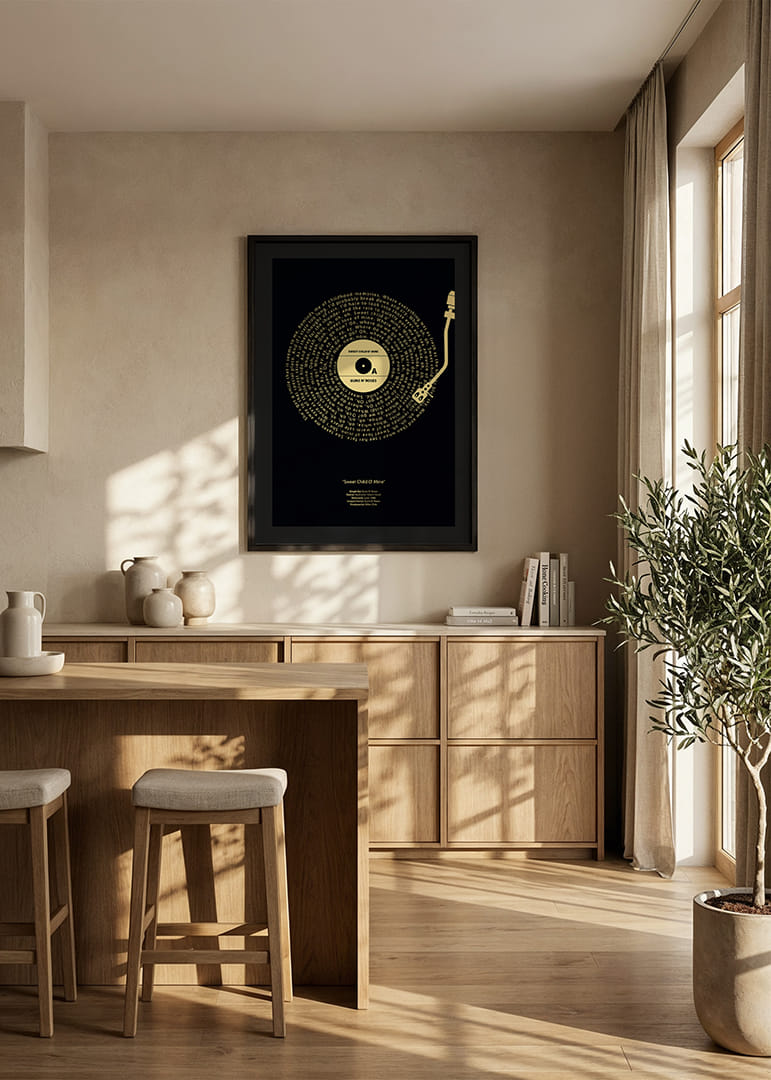 Grafische vinylplaat met songteksten van Guns N’ Roses in geel op een zwarte achtergrond-12