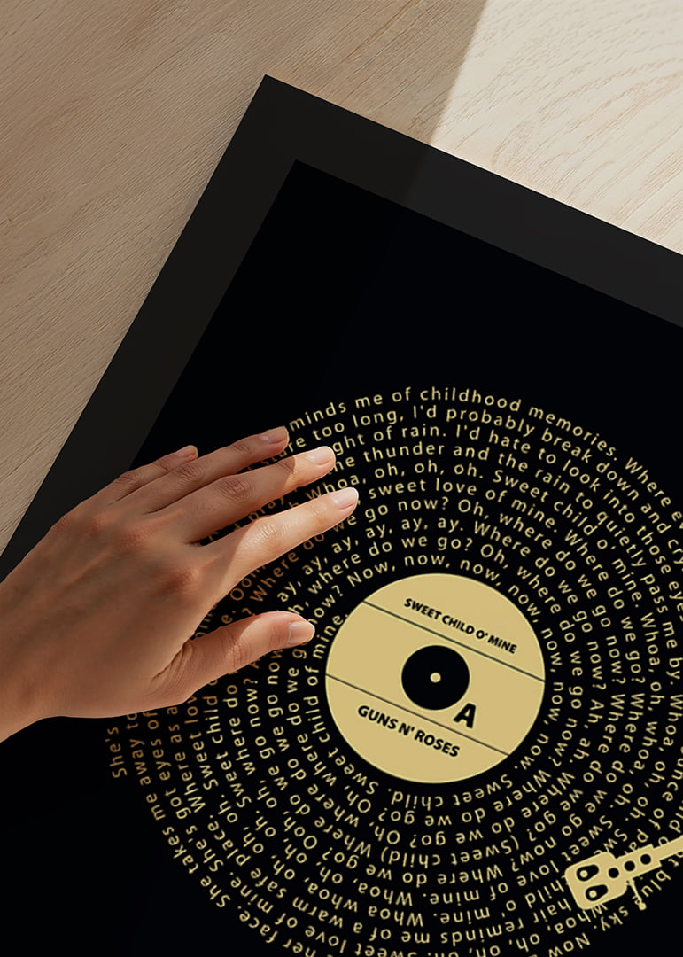 Disco de vinilo gráfico con letras de canciones de Guns N’ Roses en amarillo sobre fondo negro.-12
