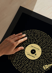 Grafische vinylplaat met songteksten van Guns N’ Roses in geel op een zwarte achtergrond-9