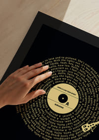 Grafikus bakelitlemez Nirvana dalszöveggel, sárga alapon fekete színben-9